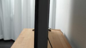 Der Sony X90J von der Seite betrachtet